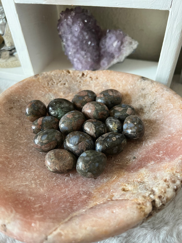 Que Sera Tumbled Stone